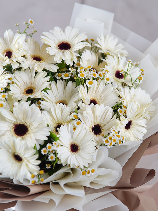 Simply Inlove – White Daisy Bouquet - Elvy's Floral Design